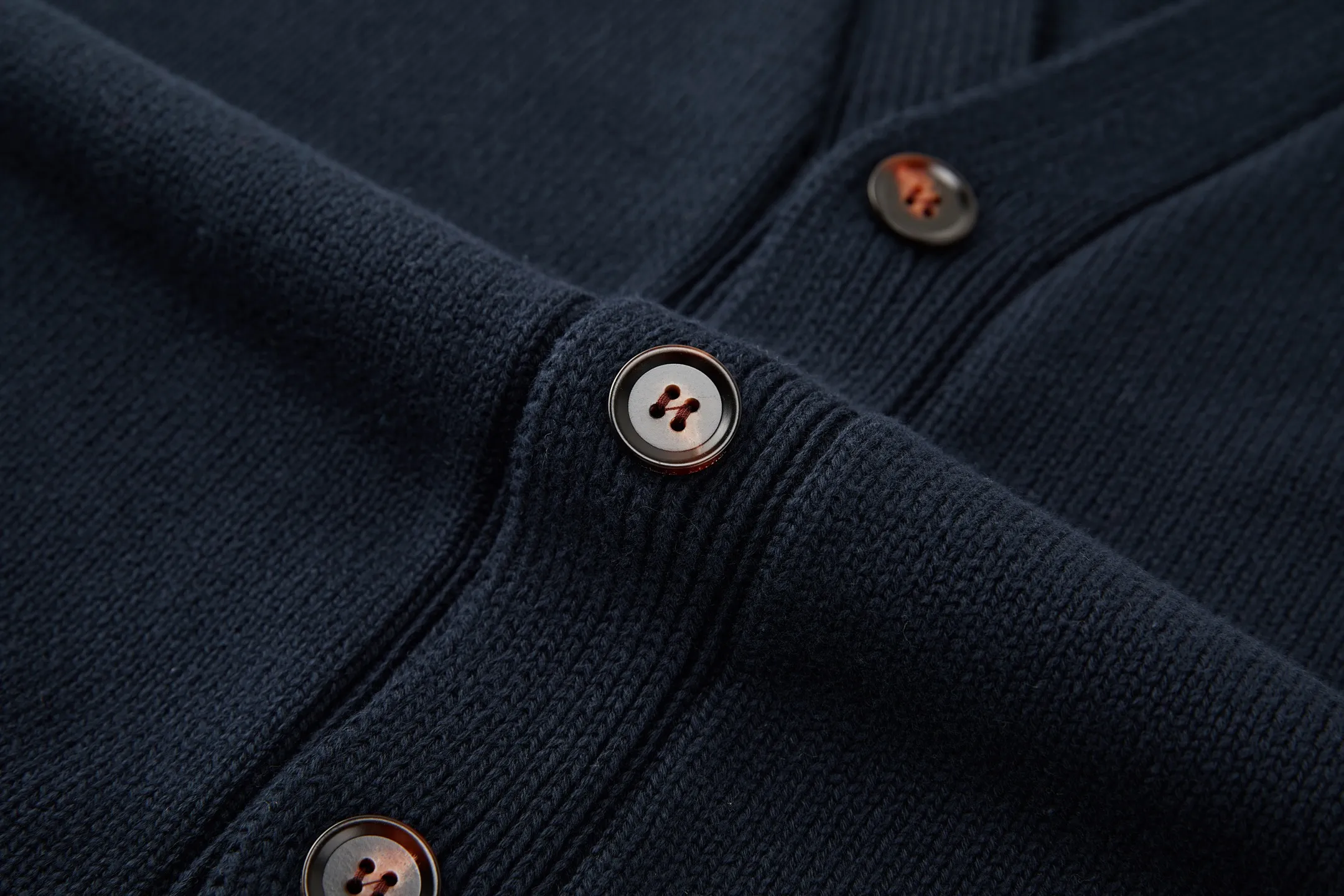 AP Ralp Lauren Ralph Lauren embroidered pony knitted cardigan. Fabric: Made of 100% cotton yarn, original custom-dyed blue-card color. Accessories: Buttons are made of natural resin buttons with brand logo letters on the side. Craftsmanship: The embroidery uses 3D three-dimensional embroidery, embellished with polo logo embroidery, and the total number of stitches is approximately 300 stitches. This knitted cardigan is knitted with soft cotton yarn and has a loose fit, decorated with exquisite contrasting iconic Polo pony embroidery on the chest. Loose fit: comfortable silhouette, looser at the chest and shoulders, slightly shortened in length. Accessories: Customized 1:1 washed logo. Accessories: Customized 1:1 engraved buttons. Craftsmanship: Customized 1:1 embroidered logo. Size: S-M-L-XL. Color: Blue-White-Khaki. Style number: 86254